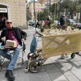 Incontriamo Gianpiero un gioved� mattina di febbraio seduto su una sedia a sdraio all�incrocio con piazza Umberto I, di fronte all�insegna storica del negozio d�intimo Cima